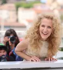 Gillian Anderson, „metamorfoză” spectaculoasă pentru noul său film. Bucle dramatice și eleganță florală pe covorul roșu de la Cannes