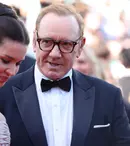 Kevin Spacey a revenit pe covorul roșu de la Cannes, după victorii majore în instanță. Cine este femeia misterioasă care l-a însoțit