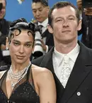 Dua Lipa și Callum Turner, nuntă faraonică într-un fost adăpost al Mafiei! De ce au ieșit oamenii în stradă să protesteze