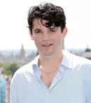Edward Bluemel este noul Hercule Poirot. BBC reinventează celebrul detectiv în serialul „Hercule”