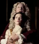 Filmul care radiografiază excesele și decadența bogaților vine pe ecrane pe 3 iulie. Claire Foy și Richard E. Grant, duet de zile mari