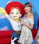 Taylor Swift, apariție de revistă la premiera „Toy Story 5”! Rochia spectaculoasă cu care a marcat revenirea la stilul country