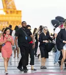 Arată spectaculos și nu se ascunde: Charlize Theron, în pantaloni scurți pe covorul roșu, la aproape 51 de ani