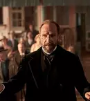 Ralph Fiennes joacă în „Corul”, pe HBO Max. Totul despre drama britanică inspirată de Primul Război Mondial