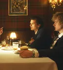 „Cioburile”, noul serial FX produs de Ryan Murphy, a debutat pe Disney+. Povestea thrillerului care readuce atmosfera anilor ’80