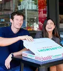 Callum Turner și Monica Barbaro, în „Aventură de o noapte”, comedia romantică în care sexul este permis doar o zi pe an. Când are premiera în România