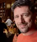 Adrian Nartea, imagine de pe platourile „Olguța”. Cum arată actorul în noul film inspirat de romanele lui Alex Moldovan