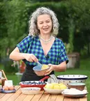 Prăjiturela revine la TV Paprika cu o nouă emisiune. Când începe „Grătarul fermierului”