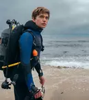 Austin Abrams și Josh Brolin, într-o luptă contracronometru în „Whalefall: Contratimp în abis”. Filmul ajunge pe 16 octombrie în cinematografe
