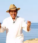 Nea Mărin fugăreşte vedetele pe plajă la Mamaia