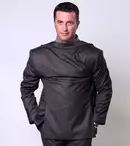 Dezbrăcatu' se pricepe la bucătărie: e as la spălat vase