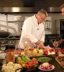 Dan Bittman degustă un iepure împănat, la „Politică şi delicateţuri”