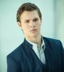 Actorul Ansel Elgort („Divergent”) a semnat un nou contract de DJ