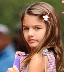 Suri Cruise a împlinit 10 ani şi a sărbătorit 3 zile