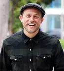 Amazon pregătește serialul de acțiune „Criminal”, cu Charlie Hunnam și Emilia Clarke. Ce știm până acum despre noul proiect