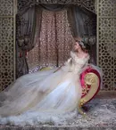 Kilometri de material textil și sute de accesorii au fost folosite pentru „Kosem”