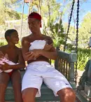 Cristiano Ronaldo petrece prima vacanță alături de gemeni