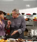 GALERIE FOTO. Dinescu face echipă cu Aspirina în bucătărie, la „Politică şi delicateţuri”, de la TVR 1