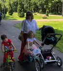 FOTO. Mirela Vaida a ieșit la plimbare, în formulă completă. Cum se descurcă vedeta cu trei copii