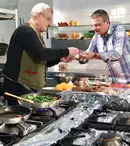 Duminică, la „Politică şi delicateţuri” avem: pui, rom, portocale și „biografia romanţată” a lui Mihai Rădulescu