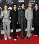 BTS, marele câștigător American Music Awards 2021. Care au fost cele mai spectaculoase ținute de pe covorul roșu
