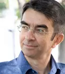 Mihai Găinușă a fost jefuit în plină zi. Imaginile surprinse de camerele de supraveghere