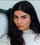 „Fiica ambasadorului”, 29 martie 2022. Mavi, noul personaj jucat de Tuba Büyüküstün, îl confundă cu altcineva pe Sancar