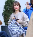 Lily Collins, mesaj pentru fani înainte de lansarea „Emily in Paris”, sezonul 3, pe Netflix. „Înapoi în Paris!”