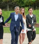Premiatul serial „Schitt’s Creek”, favoritul galelor din ultimii ani, ajunge în sfârșit și la noi. Unde poate fi urmărit