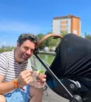 Alex Dima, imagine adorabilă cu bebelușul lui. Vedeta Pro TV a plecat în vacanță. „Un fel de concediu, cu vreo 4-5 treziri pe noapte”