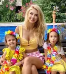 Andreea Bălan, vacanță la mare alături de fetițele sale. Artista s-a cazat în același loc cu nașul Aurelian Temișan