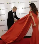 George Clooney, eclipsat de Amal la Casa Albă. Actorul i-a aranjat trena soției pe covorul roșu