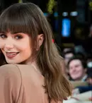 Lily Collins, ravisantă la premiera „Emily in Paris”, sezonul 3. Cine a însoțit-o pe covorul roșu