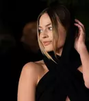 Margot Robbie, ravisantă într-o rochie îndrăzneață, cu o crăpătură adâncă. Actrița din „Babylon” a întors toate privirile în Sydney
