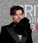 Cine este noua iubită a lui Harry Styles. Au fost surprinși în timp ce se sărutau pasional pe străzile din Tokyo