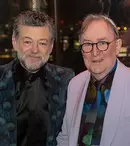 „Luther: Apus de soare”. Ce spun actorii Andy Serkis și Dermot Crowley despre noul film Netflix