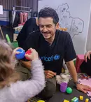 Orlando Bloom, în vizită la un centru de copii din Kiev. Actorul este ambasador al bunăvoinței pentru UNICEF