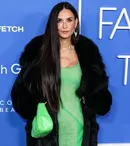 Cum arată Demi Moore în costum de baie la 60 de ani. Cine a însoțit-o pe plajă