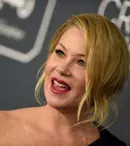 Christina Applegate, copleșită de durere de când a primit diagnosticul de scleroză multiplă: „Stau în pat și țip”