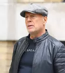 Noi imagini cu Bruce Willis. Actorul a fost surprins alături de îngrijitorul său, la plimbare în Los Angeles. Ce au remarcat fanii