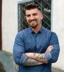 Silviu Mircescu jonglează cu muzica, teatrul și actoria și nu are timp de pierdut. Ce spune despre finalul „Clanul”: „Închei sezonul 4 cu regret”. EXCLUSIV