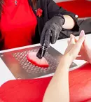 Avantajele unui sprijin pentru încheietura mâinii pe o masă de manichiură cu aspirator praf de unghii