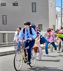 Japonezii au inventat rechinul cu picioare! Comedia „Zom 100: Listă de dorințe în plină apocalipsă” e disponibilă pe Netflix