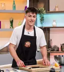 Valentin Gherguț vine la Chefi la cuțite 2023, sezonul 12 și îi surprinde pe jurați cu povestea lui. „Am început să lucrez în bucătărie de la 14 ani”