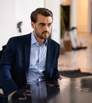 Cătălin Coşarcă joacă în „Lasă-mă, îmi place! Camera 609”. Ce personaj interpretează în serialul de la Antena 1