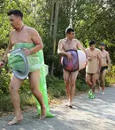 Imagini de la filmările „Bravo, tată!”. Liviu Vârciu, Răzvan Fodor, Cosmin Natanticu şi Ştefan Pavel, desculţi şi dezbrăcaţi, într-un sat