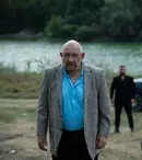 Cine este Valentin Teodosiu din serialul „Groapa”. Vocea PRO TV, încă de la începutul postului, bifează primul rol într-un serial la 70 de ani