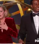 Christina Applegate, ovaționată la Premiile Emmy. Actrița și-a făcut apariția în baston și a izbucnit în lacrimi