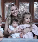 Laura Cosoi, sesiune de machiaj alături de fetițele sale. „Ce haos e aici!”