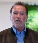 Terminatorul este istorie! Arnold Schwarzenegger s-a transformat în Moș Crăciun pentru cel mai recent film al său. Imagini de pe platou